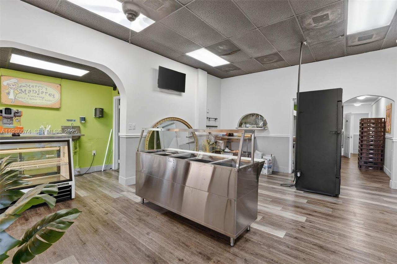 Restaurant/cafeteria For Sale In The Heart Of Font, Miami, FL 33172 Photo