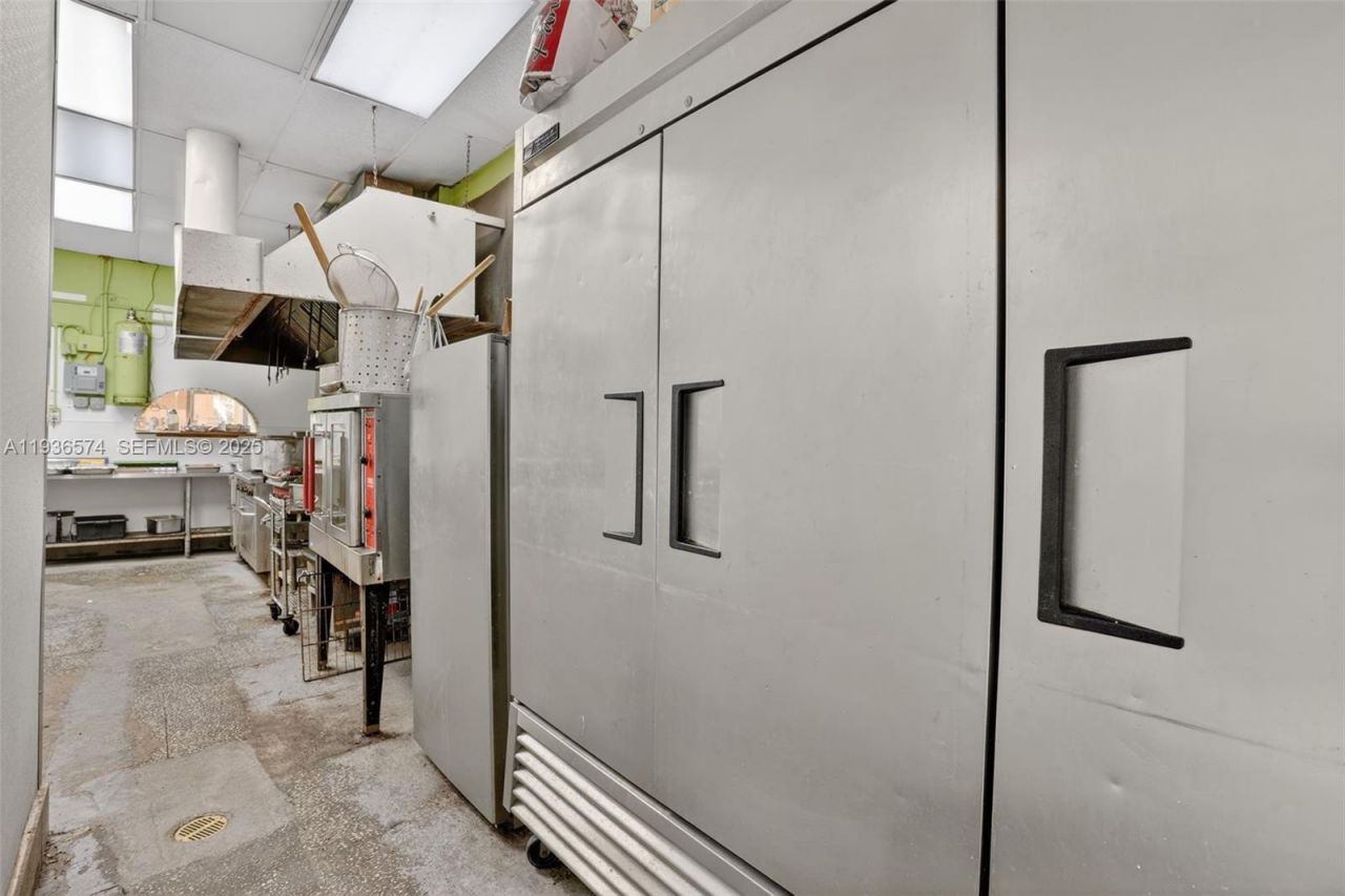 Restaurant/cafeteria For Sale In The Heart Of Font, Miami, FL 33172 Photo