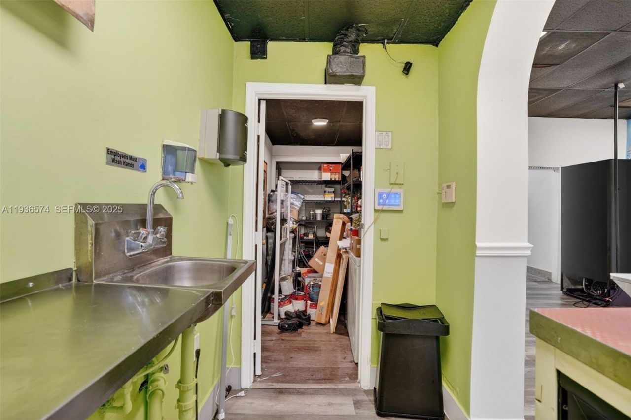 Restaurant/cafeteria For Sale In The Heart Of Font, Miami, FL 33172 Photo