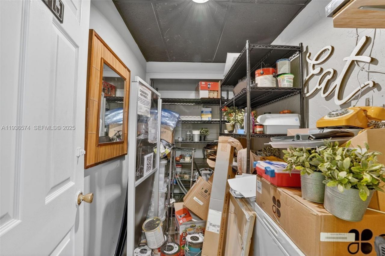 Restaurant/cafeteria For Sale In The Heart Of Font, Miami, FL 33172 Photo