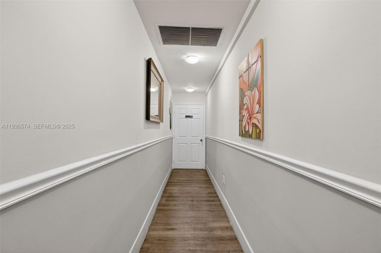 Restaurant/cafeteria For Sale In The Heart Of Font, Miami, FL 33172 Photo