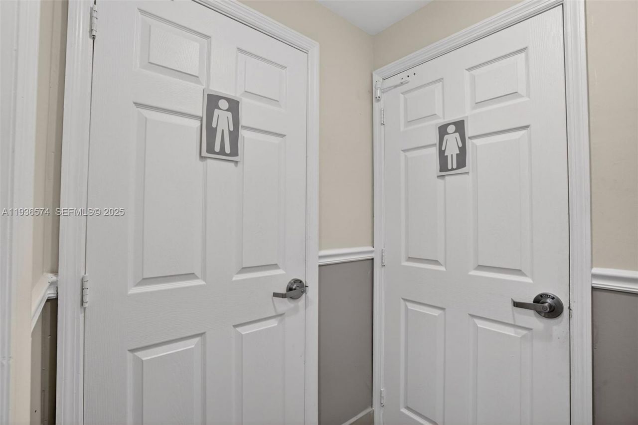 Restaurant/cafeteria For Sale In The Heart Of Font, Miami, FL 33172 Photo