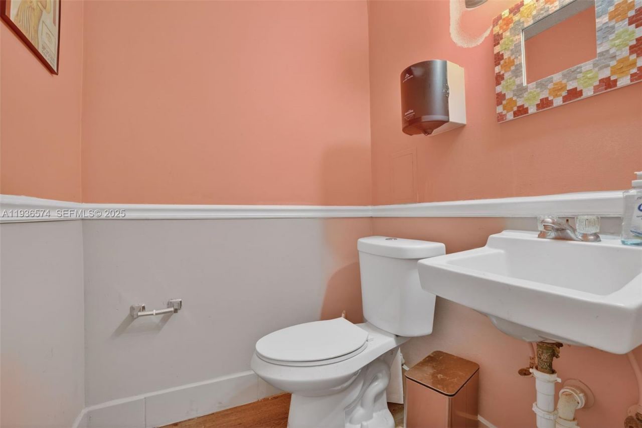 Restaurant/cafeteria For Sale In The Heart Of Font, Miami, FL 33172 Photo