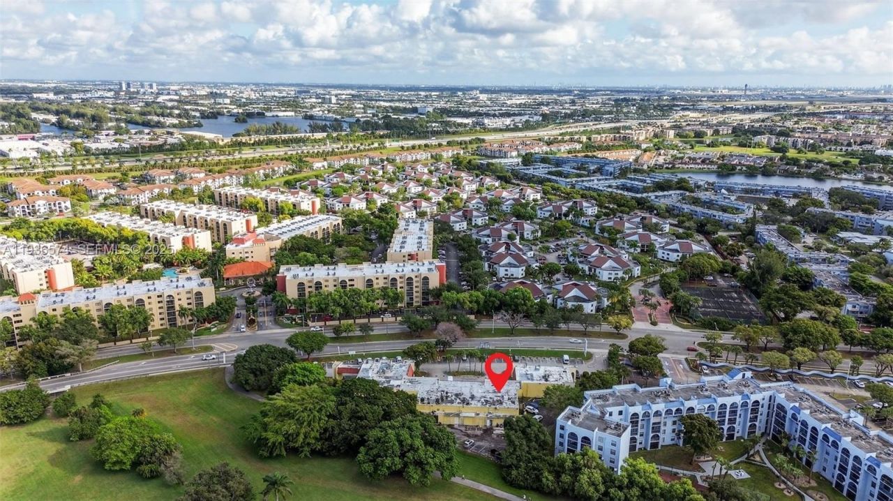 Restaurant/cafeteria For Sale In The Heart Of Font, Miami, FL 33172 Photo