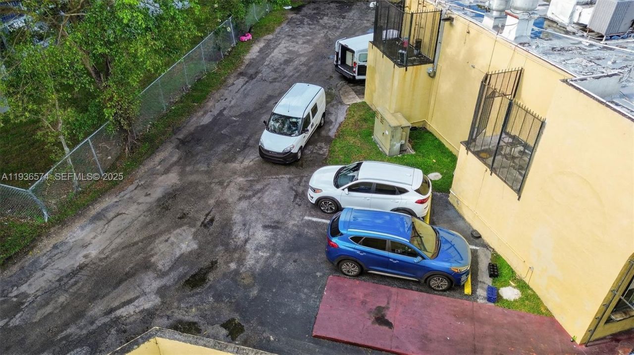 Restaurant/cafeteria For Sale In The Heart Of Font, Miami, FL 33172 Photo