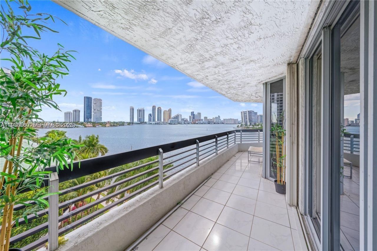 3530 Mystic Pointe Dr, Unit 715, Aventura, FL 33180 Photo