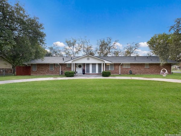 1109 27th, Hondo, TX 78861