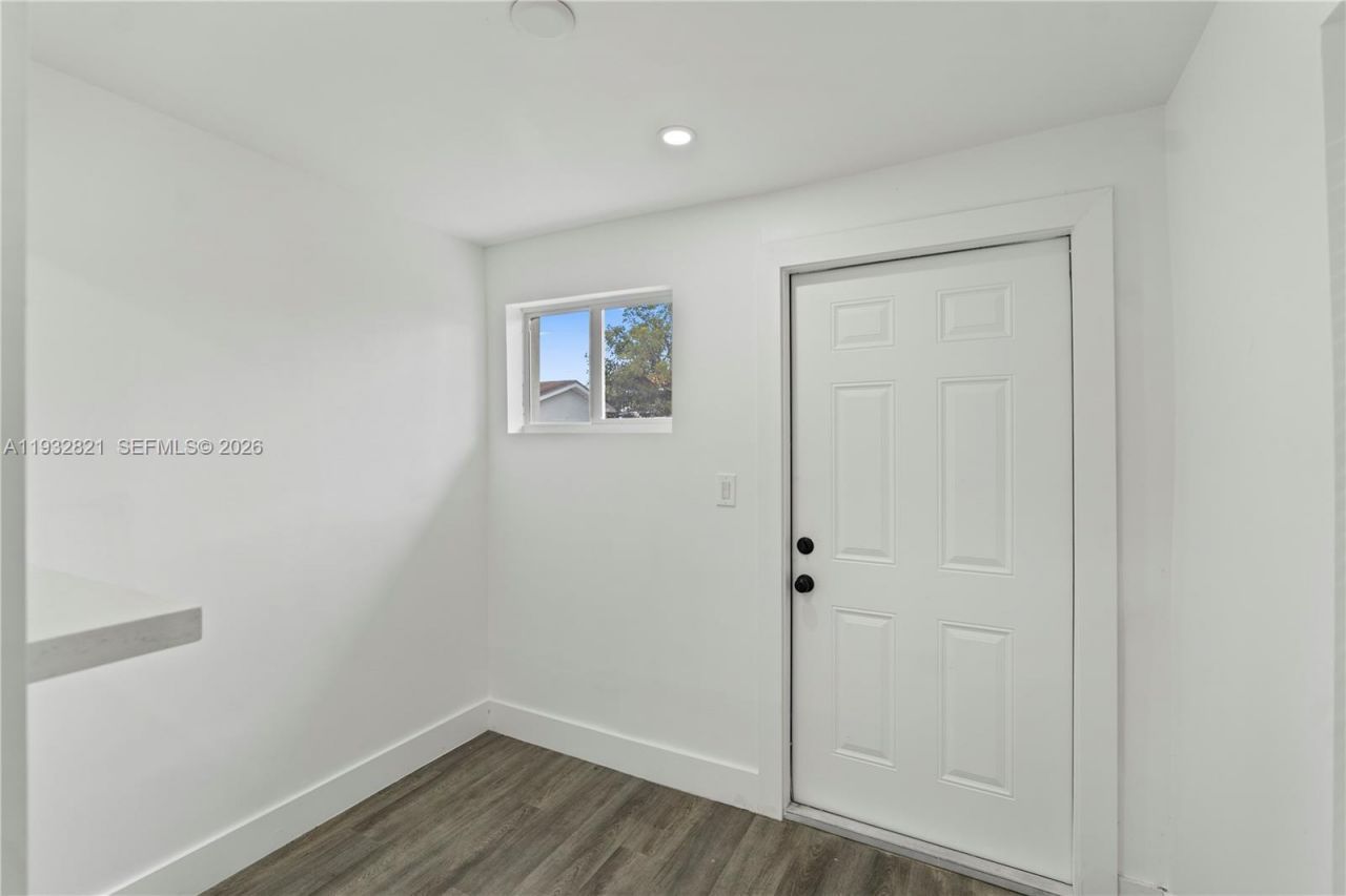 5658 SW 1st St, Miami, FL 33134 Photo