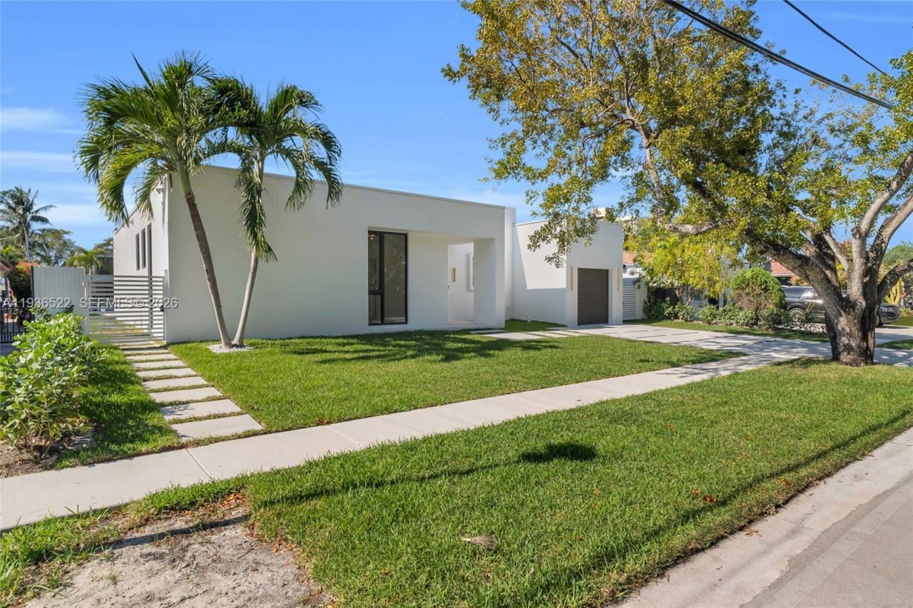 13200 N Bayshore Dr, North Miami, FL 33181 Photo