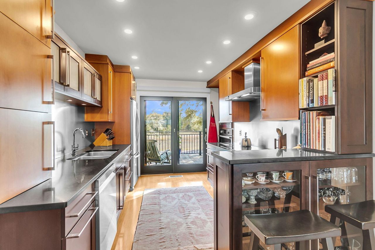 1918 Marsh Oak Lane Photo 11