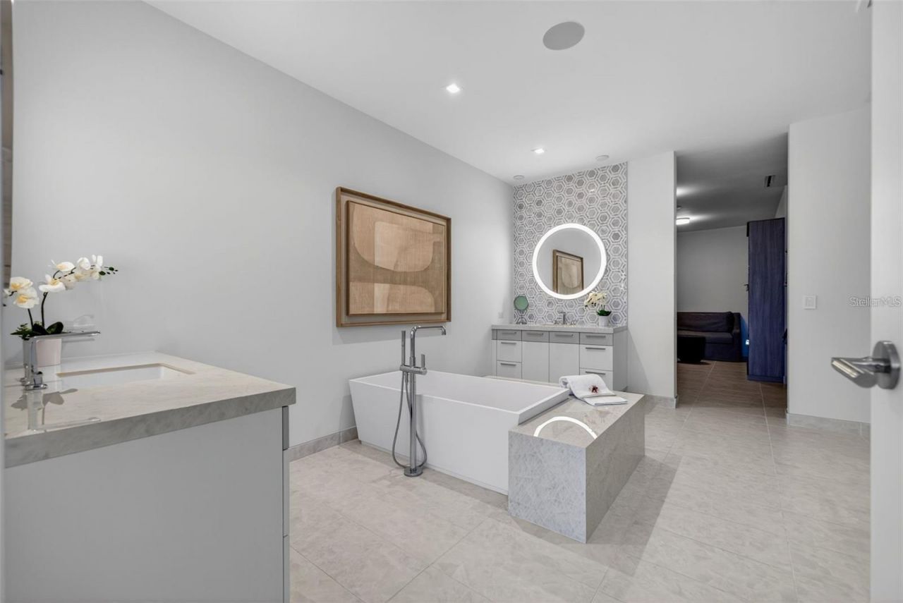 1591 Gulf Of Mexico Drive, Unit 410, Longboat Key, FL 34228 Photo