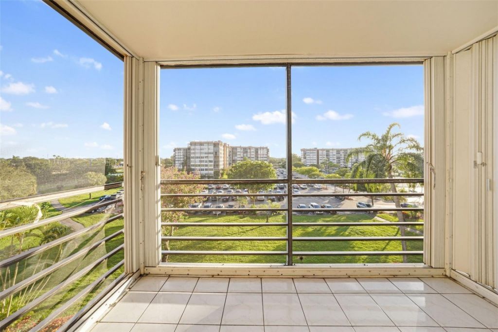 1300 Saint Charles Place, Unit 507, Pembroke Pines, FL 33026 Photo