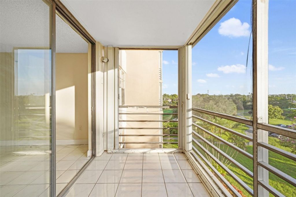 1300 Saint Charles Place, Unit 507, Pembroke Pines, FL 33026 Photo