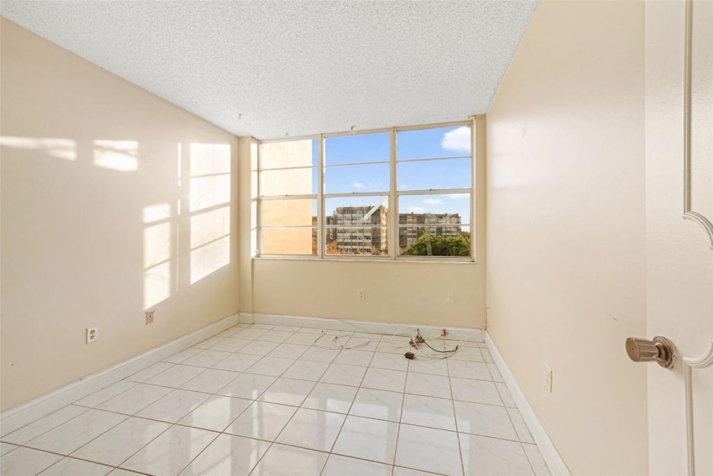 1300 Saint Charles Place, Unit 507, Pembroke Pines, FL 33026 Photo