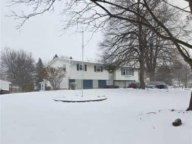 17 Manor Lane, Middleport, NY 14105