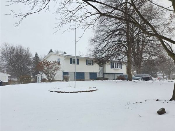 17 Manor Lane, Middleport, NY 14105