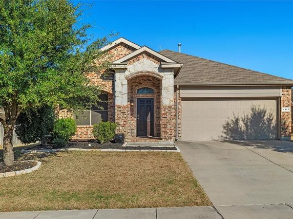 1217 Meadowlakes Drive, Azle, TX 76020