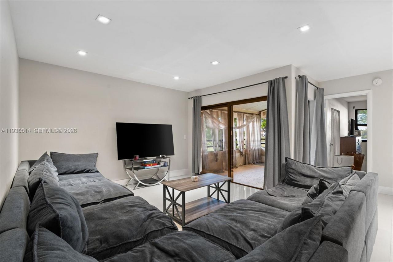 20310 NE 3rd Ct, Unit 2, Miami, FL 33179 Photo