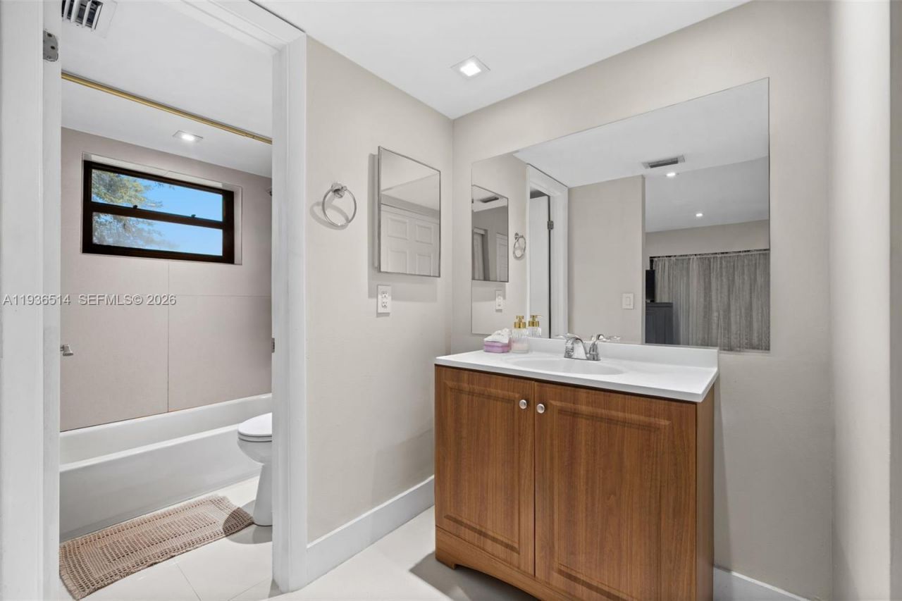 20310 NE 3rd Ct, Unit 2, Miami, FL 33179 Photo