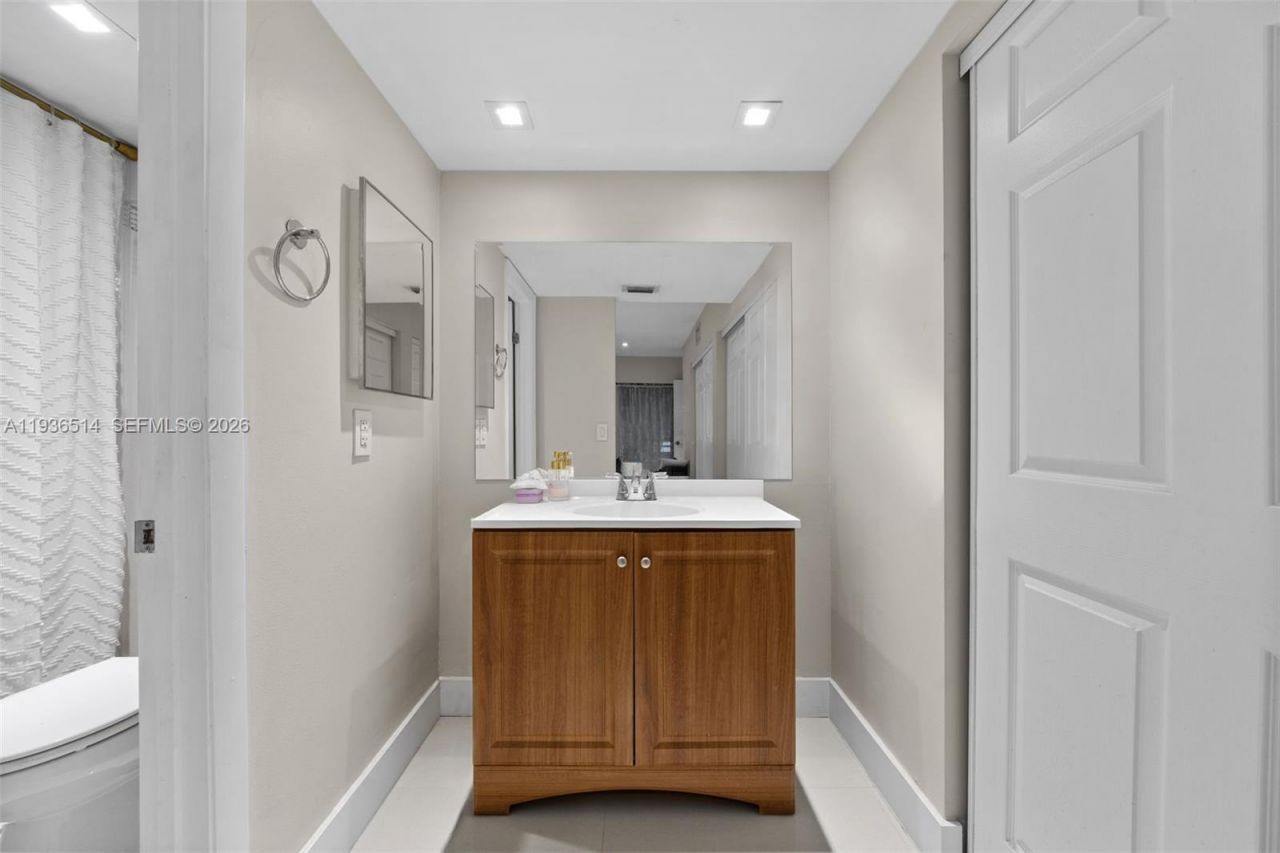 20310 NE 3rd Ct, Unit 2, Miami, FL 33179 Photo