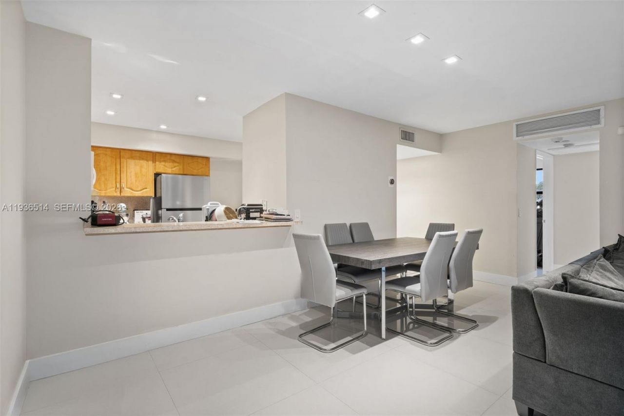 20310 NE 3rd Ct, Unit 2, Miami, FL 33179 Photo