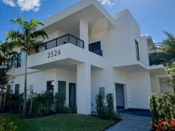 2526 Pierce St, Unit 16, Hollywood, FL 33020