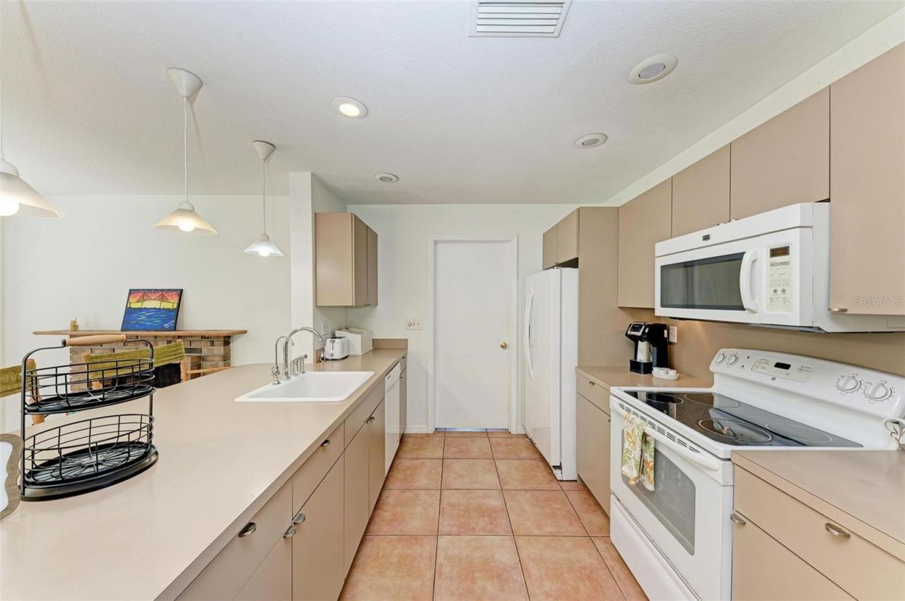 2660 Davis Boulevard, Sarasota, FL 34237 Photo