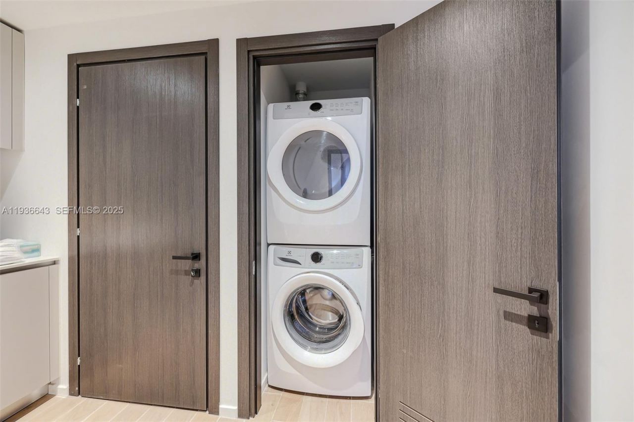 398 NE 5th St, Unit 3718-3719, Miami, FL 33132 Photo