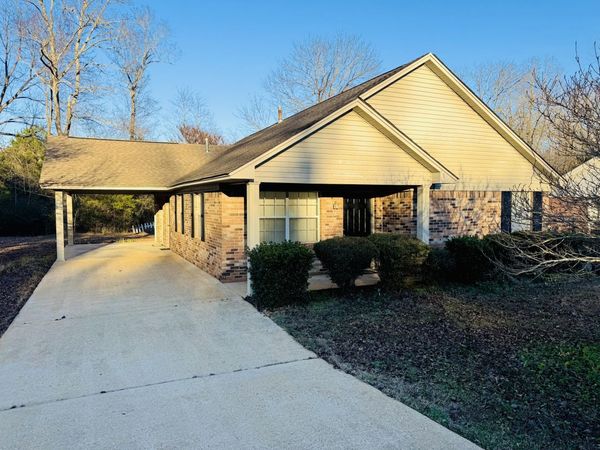 15 Dove Creek, Blue Springs, MS 38828