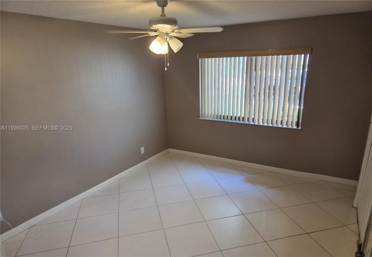 423 Lakeview Dr, Unit 101, Weston, FL 33326 Photo