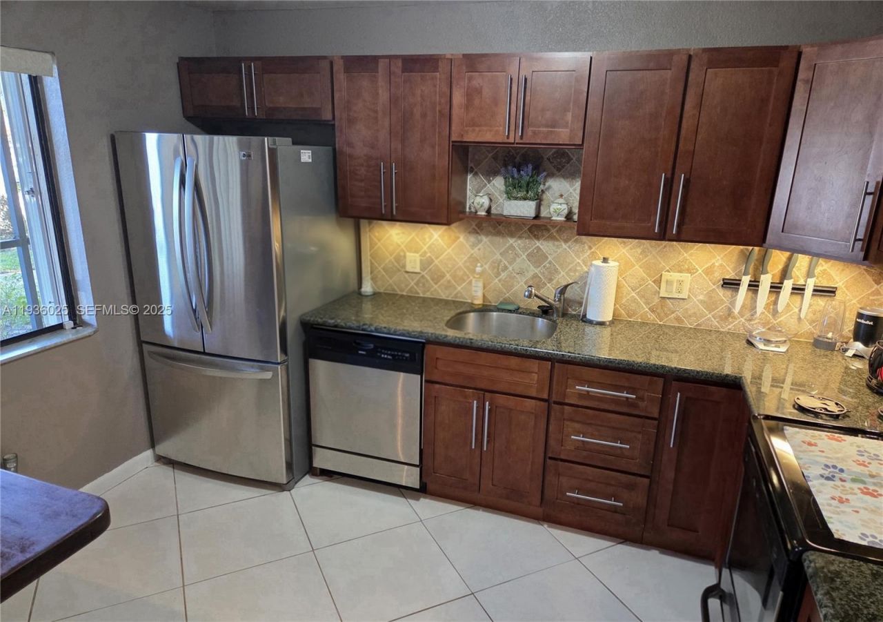 423 Lakeview Dr, Unit 101, Weston, FL 33326 Photo