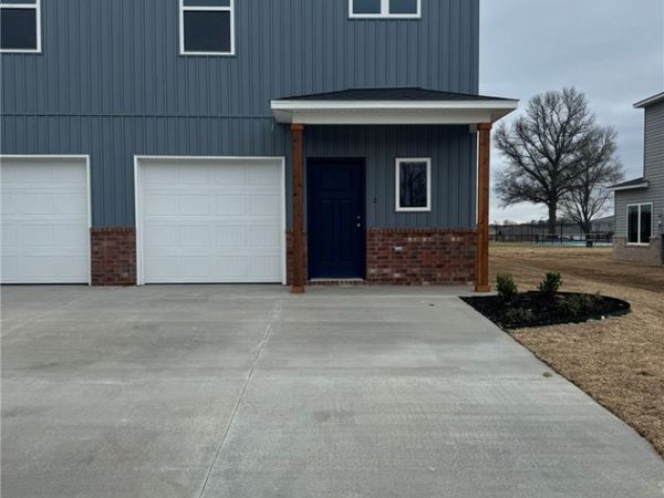 404 B W Cloud Drive, Siloam Springs, AR 72761