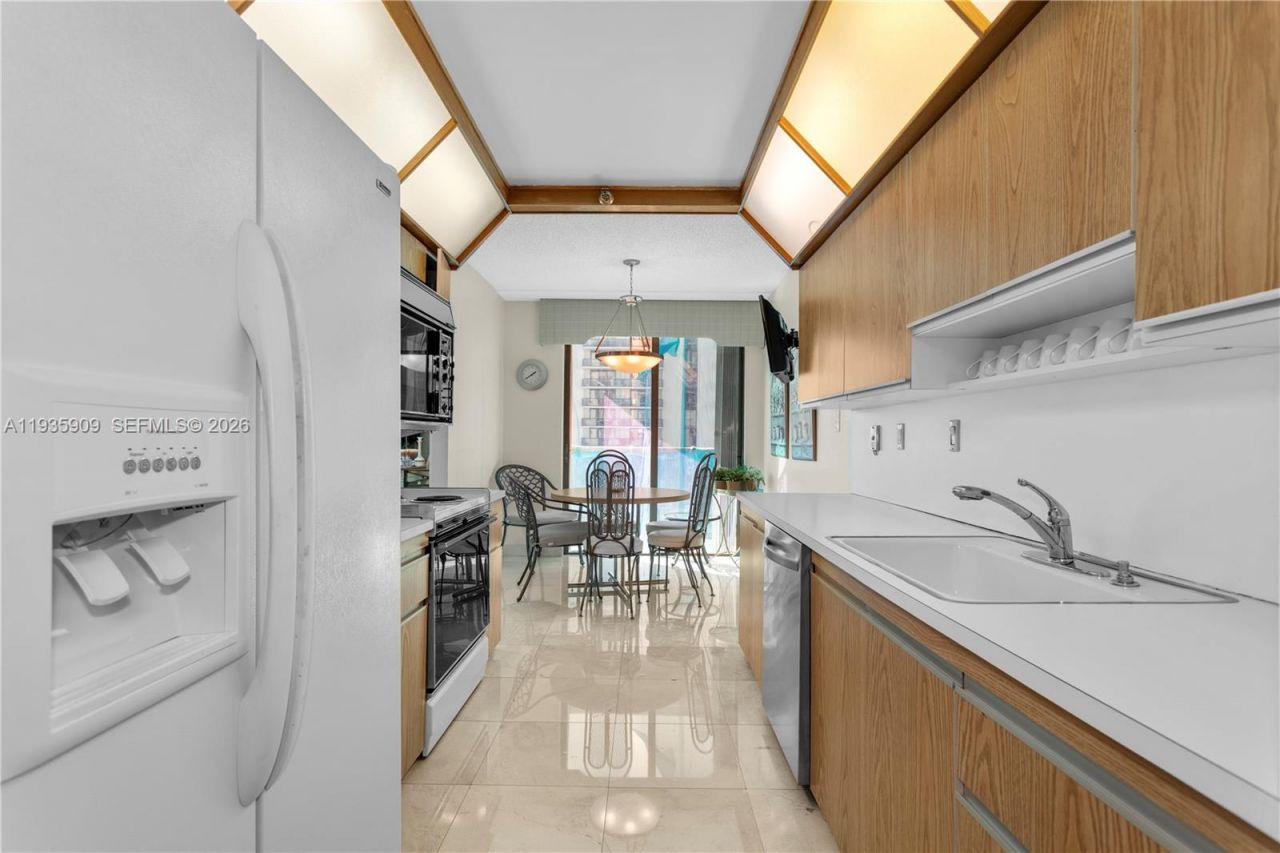 19707 Turnberry Way , Unit 17-E, Aventura, FL 33180 Photo