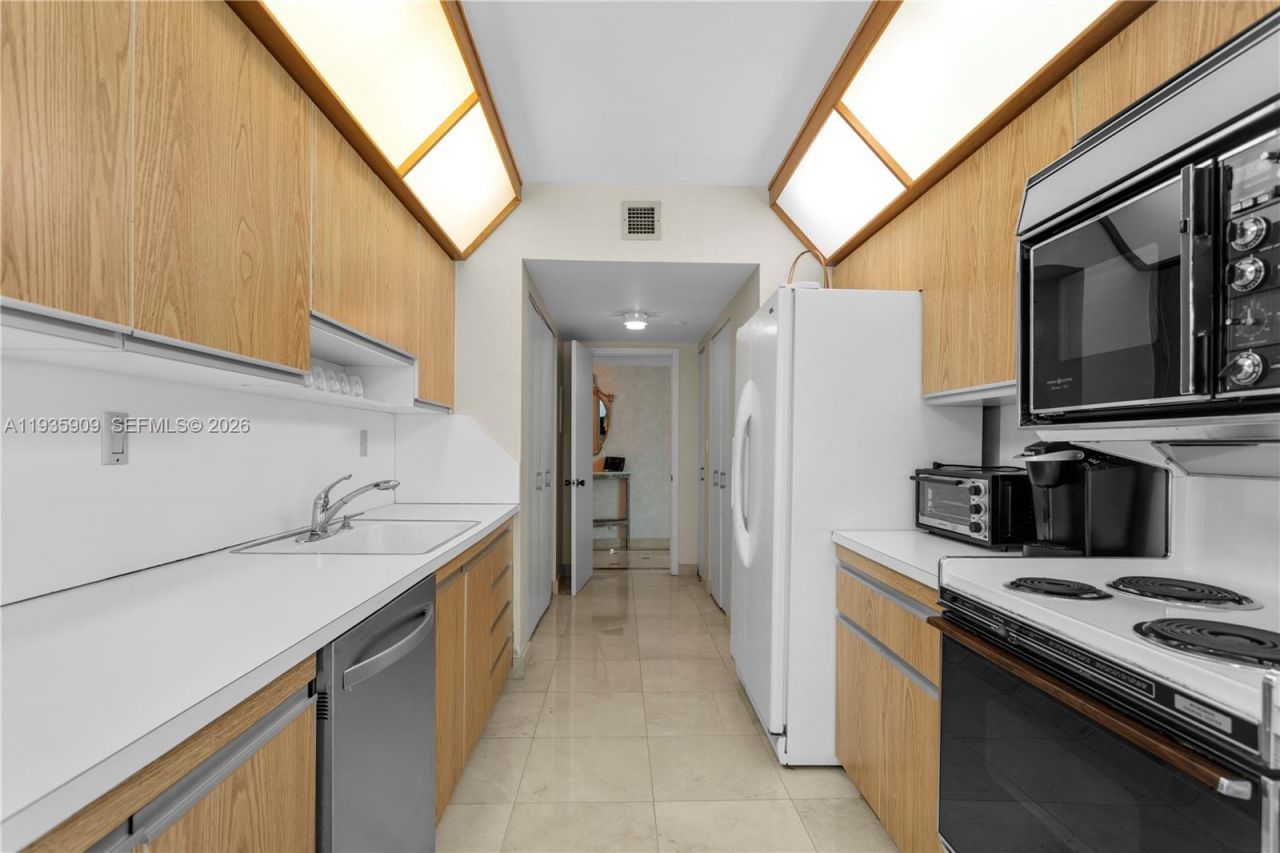 19707 Turnberry Way , Unit 17-E, Aventura, FL 33180 Photo