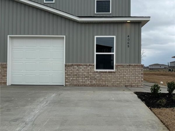 406 B W Cloud Drive, Siloam Springs, AR 72761