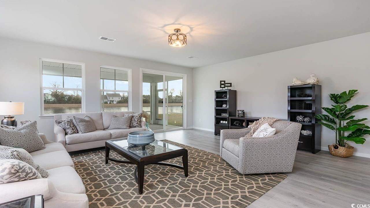 250 Konik St. Photo 6