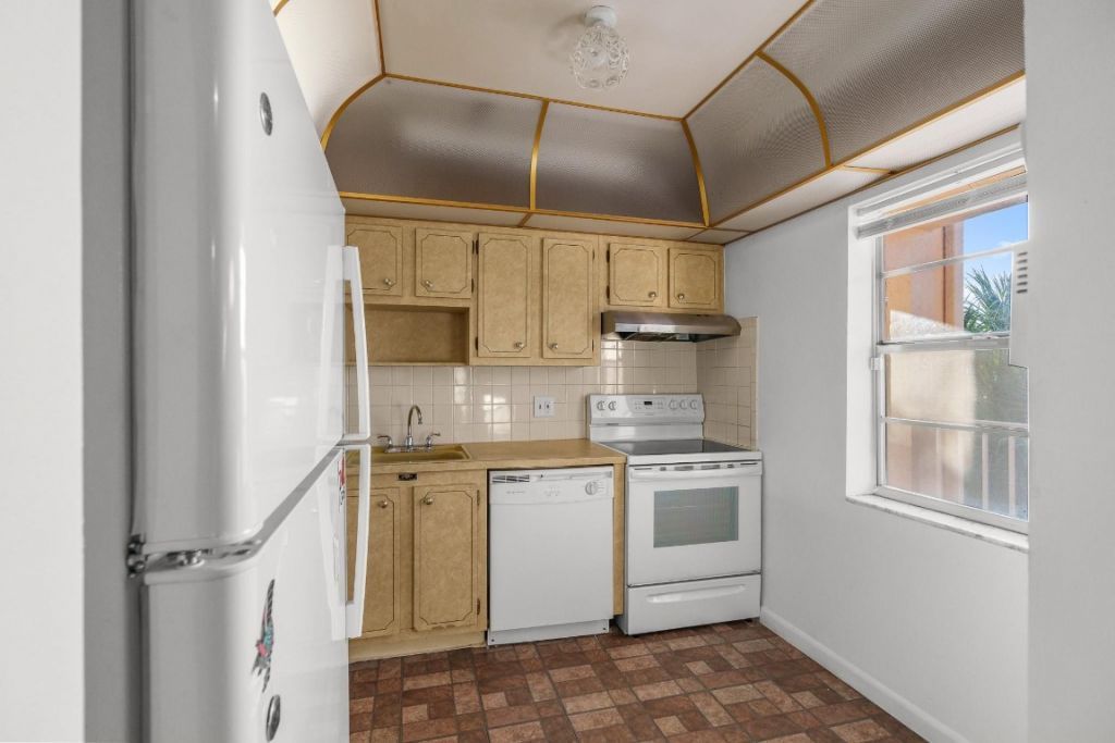 1010 Country Club Drive, Unit 306, Margate, FL 33063 Photo