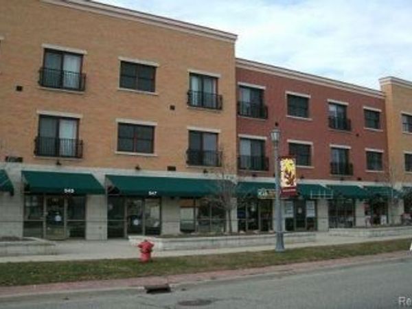 579 N Pontiac Trail, Walled Lake, MI 48390