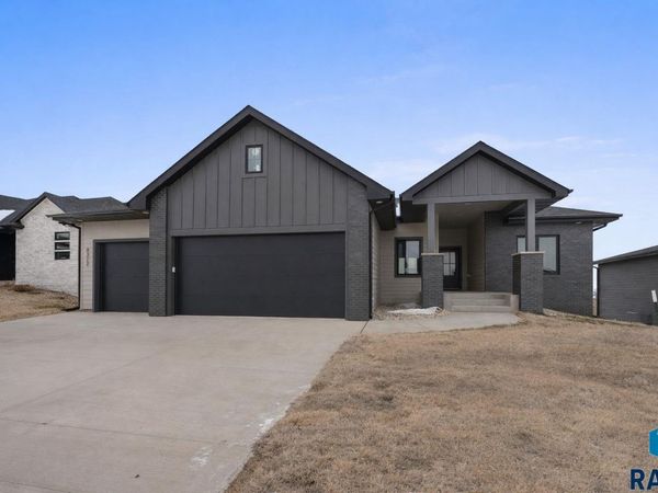 8312 E Wicker Ct, Sioux Falls, SD 57110