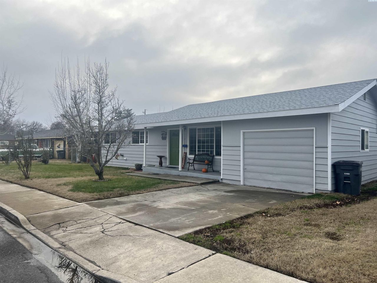 1427 S 7th St, Sunnyside, WA 98944 Main Photo