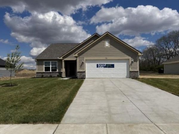 1704 Chevington Chase, Tipp City, OH 45371