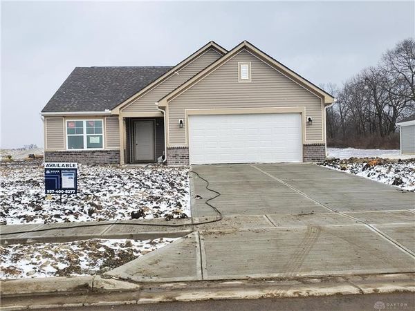 1704 Chevington Chase, Tipp City, OH 45371