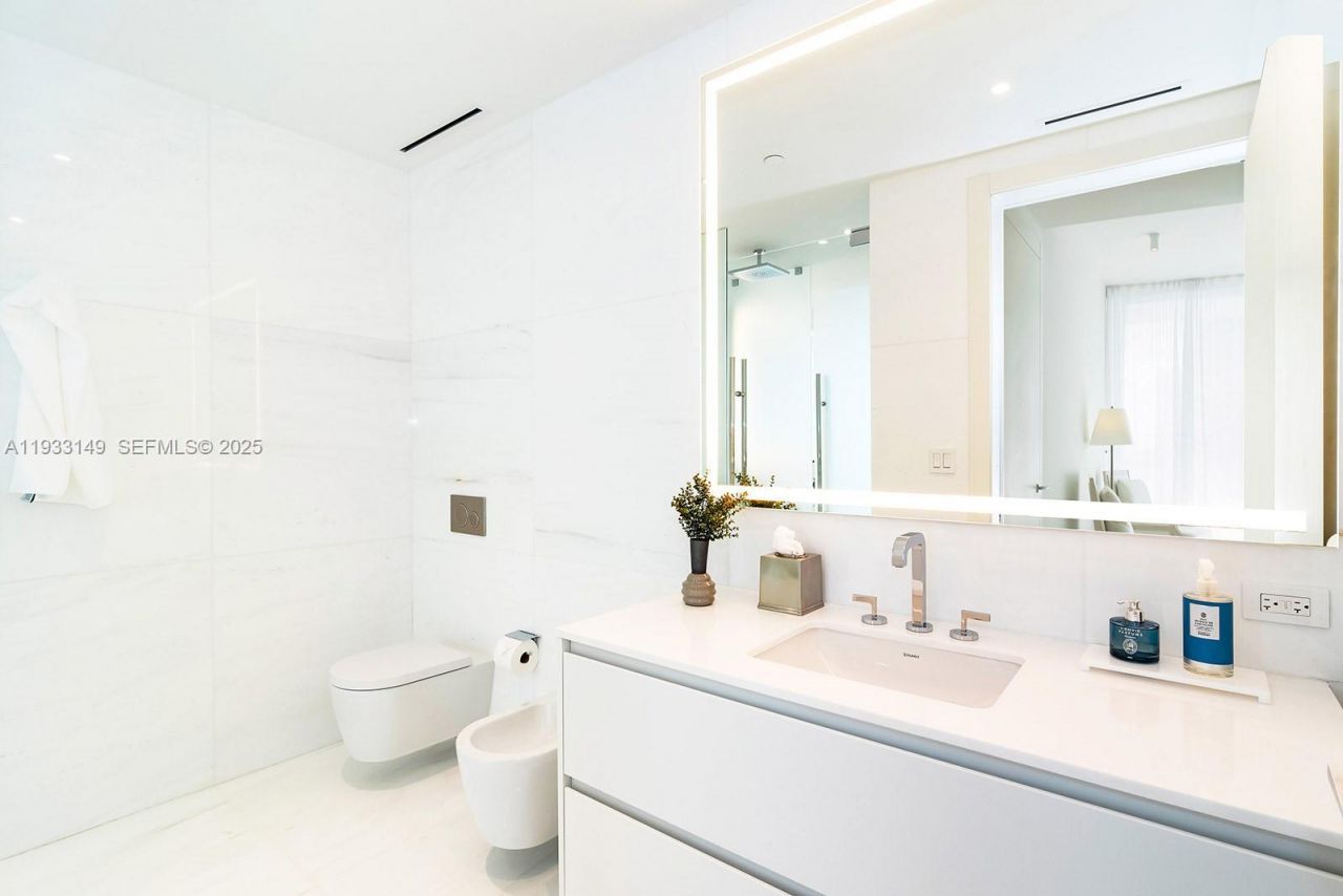 300 Biscayne Blvd Way, Unit 1901, Miami, FL 33131 Photo