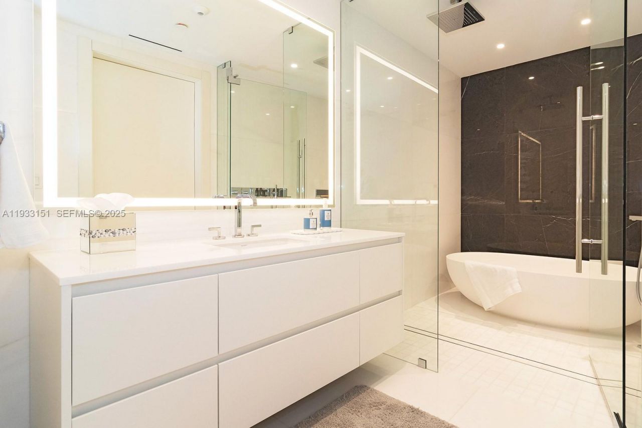 300 Biscayne Blvd Way, Unit 805, Miami, FL 33131 Photo