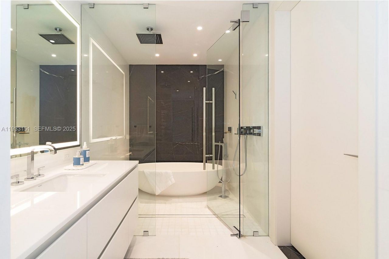 300 Biscayne Blvd Way, Unit 805, Miami, FL 33131 Photo