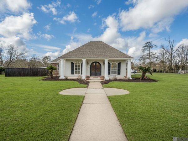 818 Bohne Rd, Port Allen, LA 70767