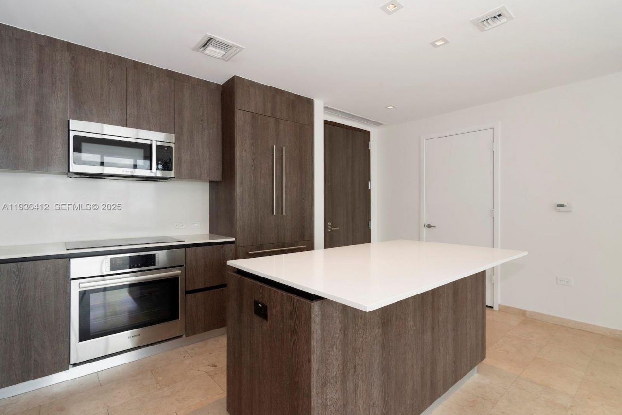 68 SE 6th St, Unit 2010, Miami, FL 33131 Photo