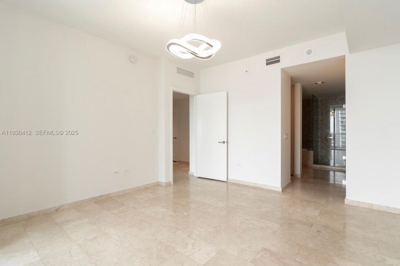 68 SE 6th St, Unit 2010, Miami, FL 33131 Photo
