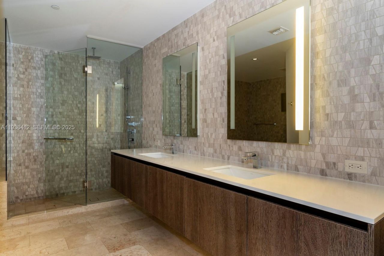 68 SE 6th St, Unit 2010, Miami, FL 33131 Photo