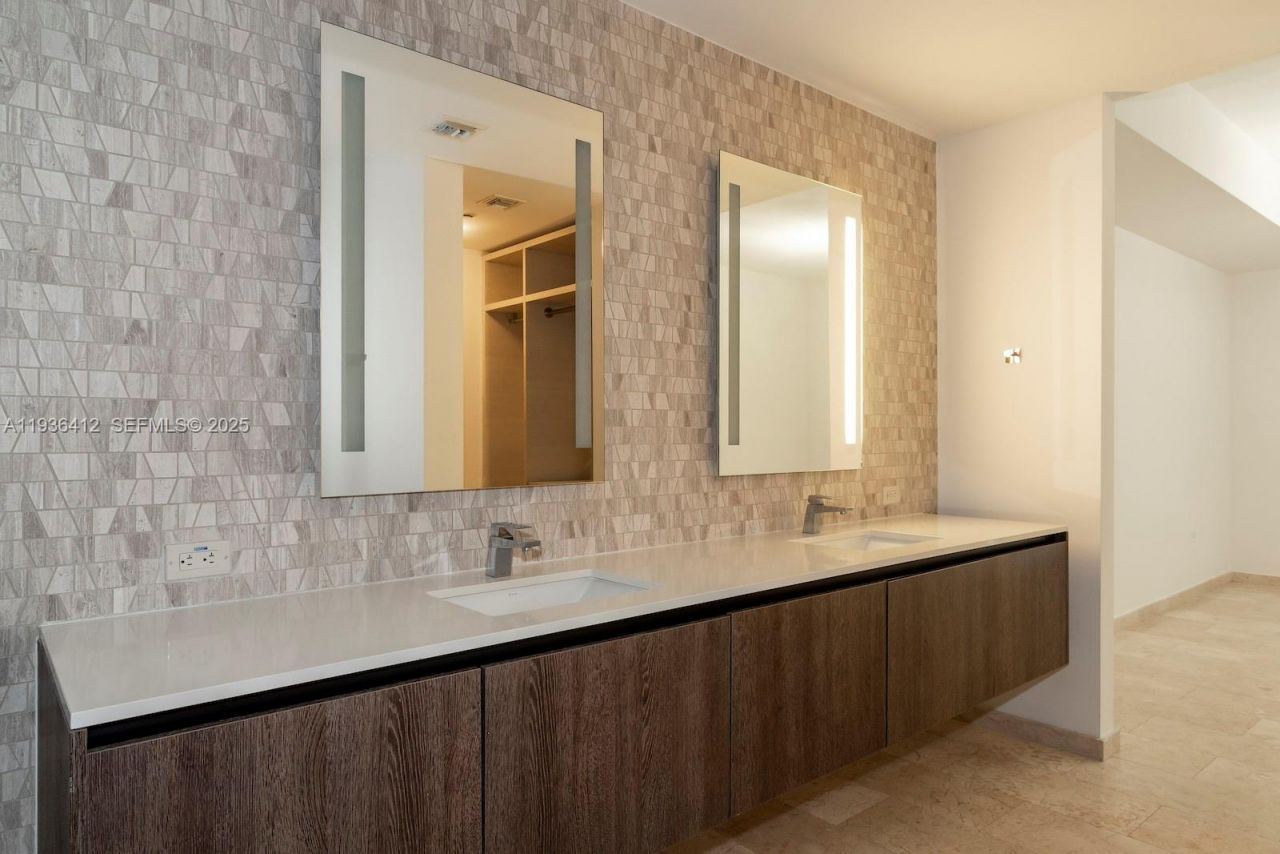 68 SE 6th St, Unit 2010, Miami, FL 33131 Photo